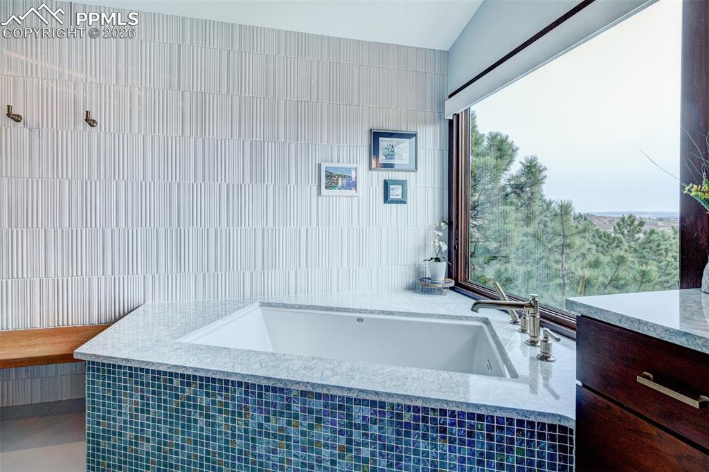 Image 29 of 39: Big soaking tub