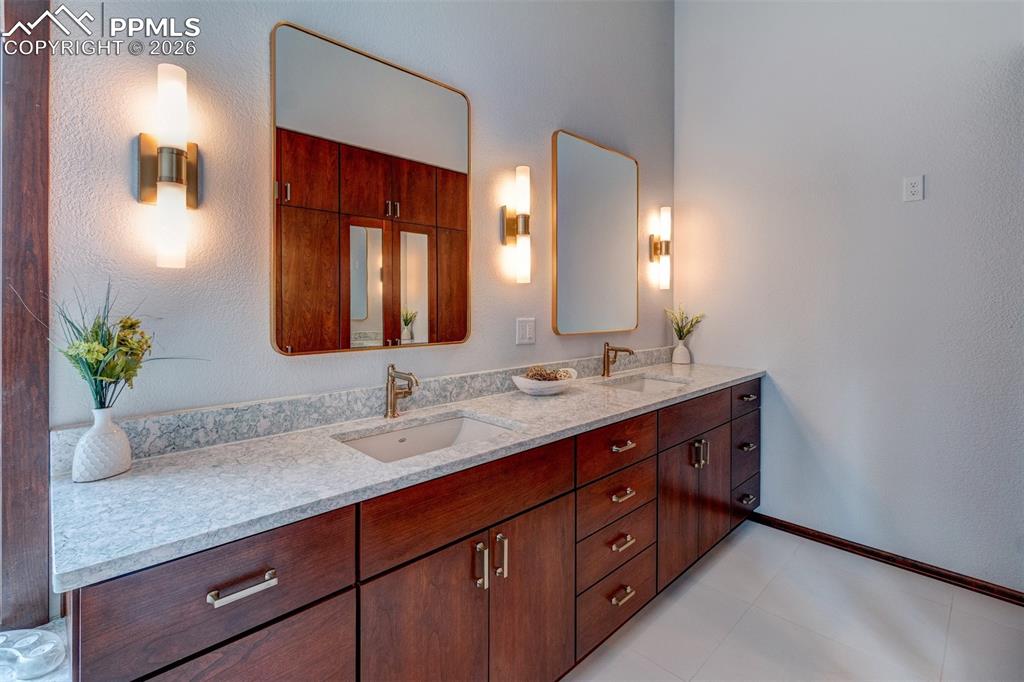 Image 30 of 39: Double vanity