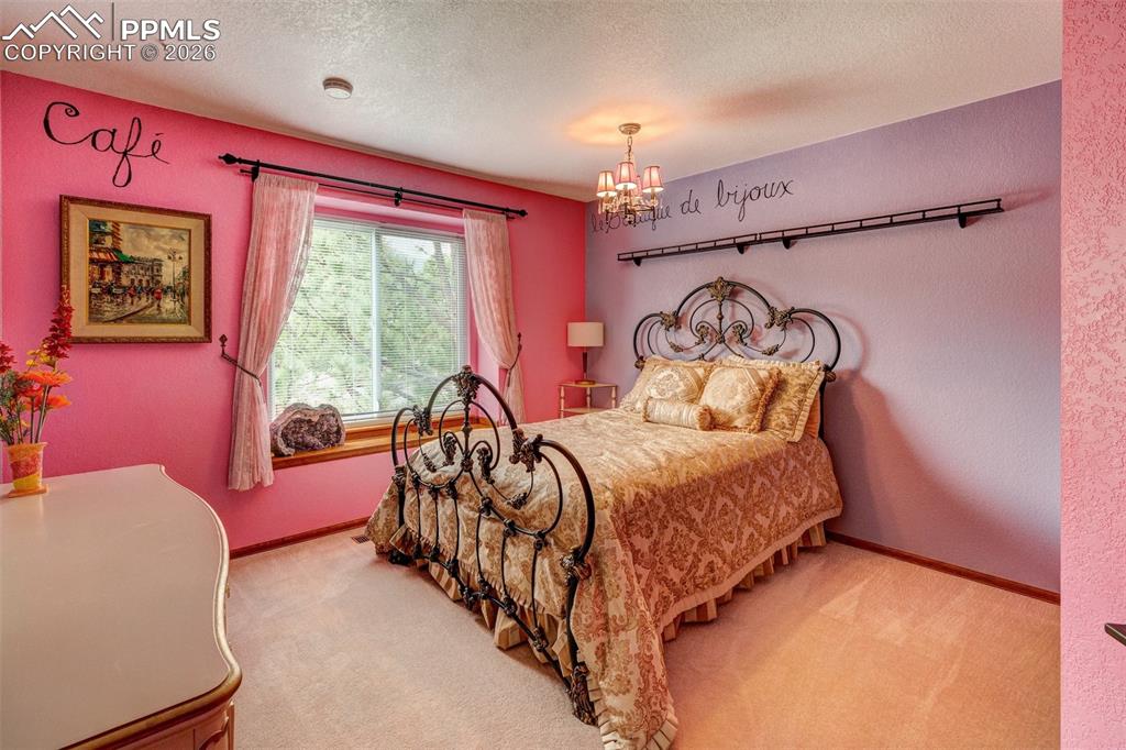 Image 33 of 39: Guest bedroom