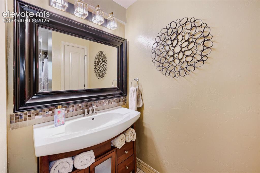 Image 18 of 34: Bathroom