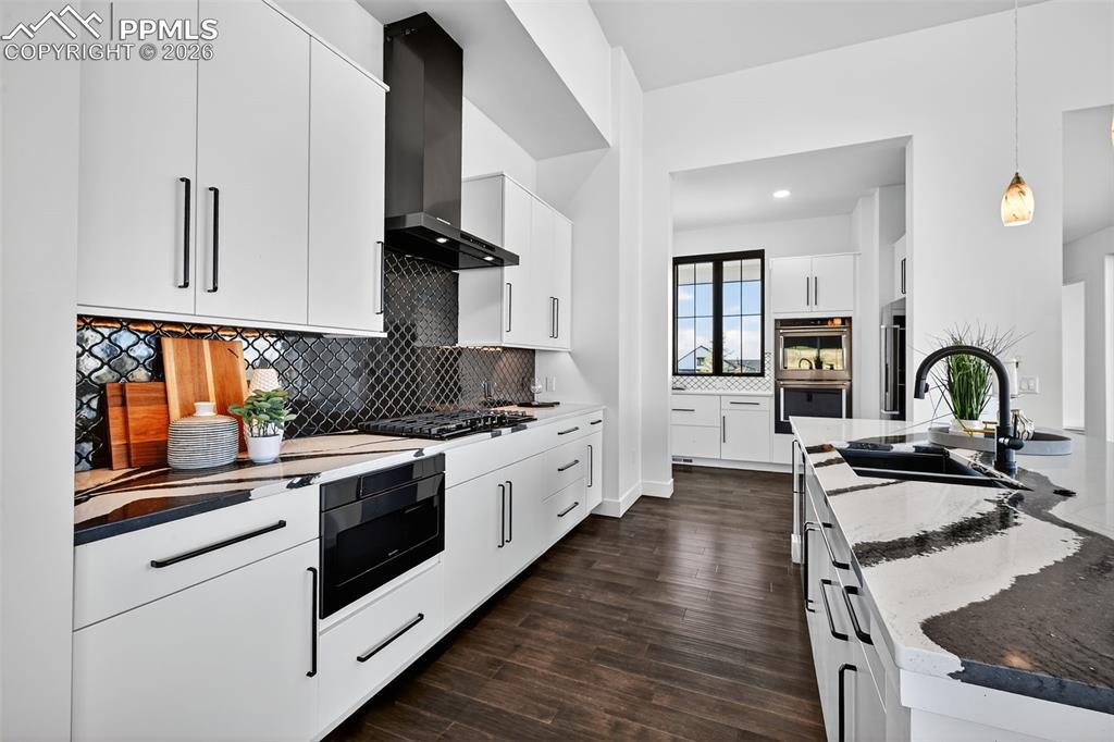 Image 10 of 44: Large gourmet kitchen