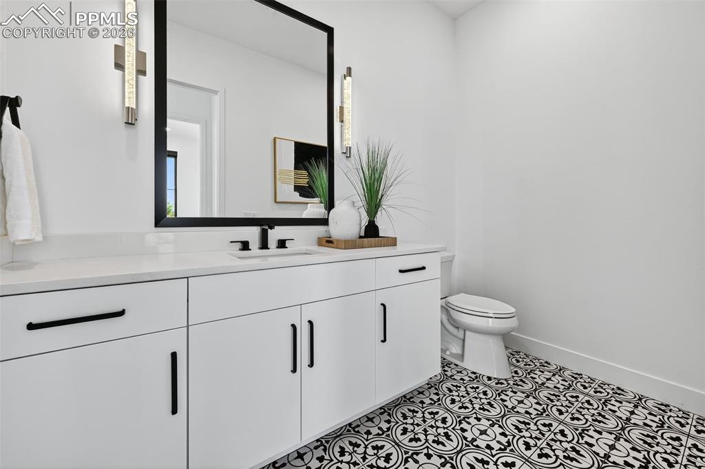 Image 22 of 44: Large powder bath