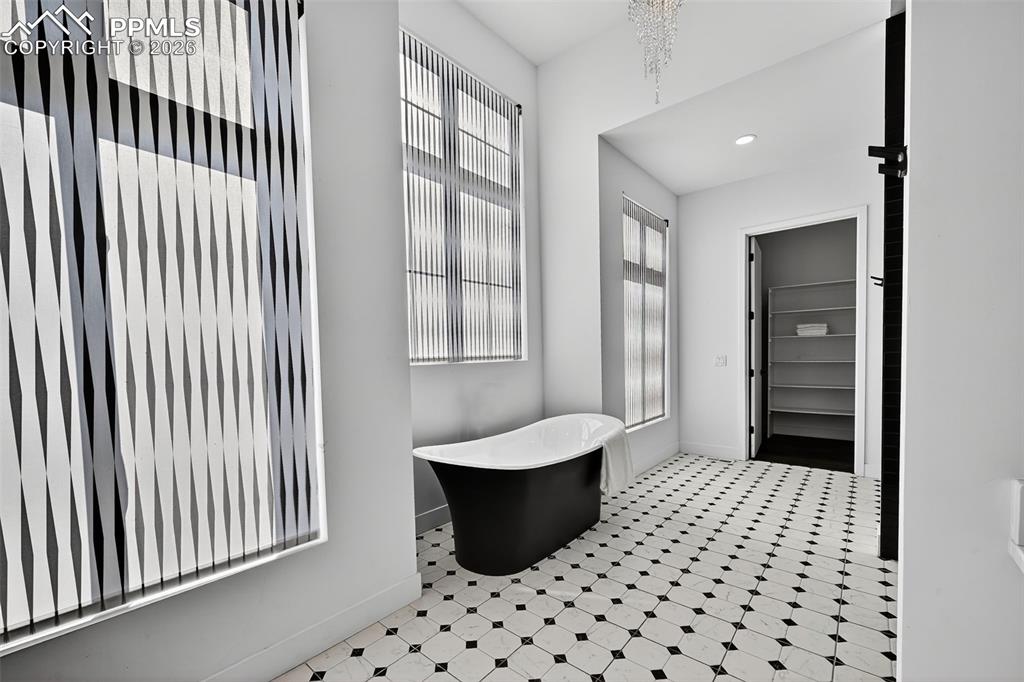 Image 28 of 44: Freestanding tub