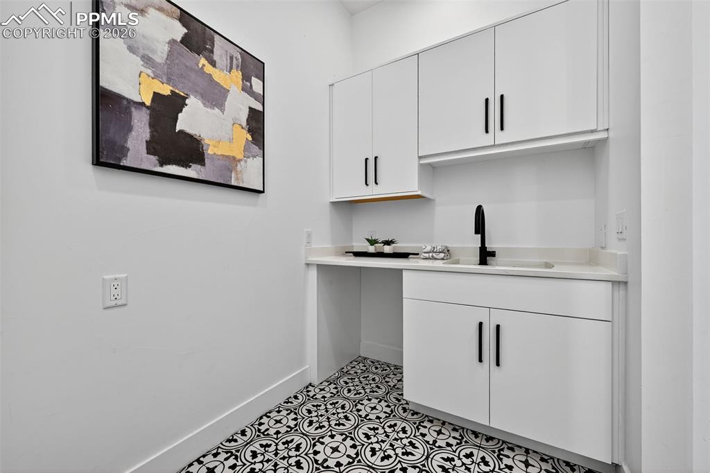 Image 33 of 44: Laundry with wink and folding station