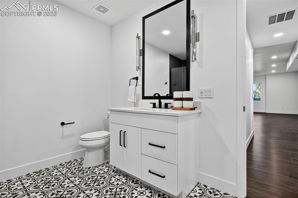 Image 37 of 44: Jack and Jill Bath