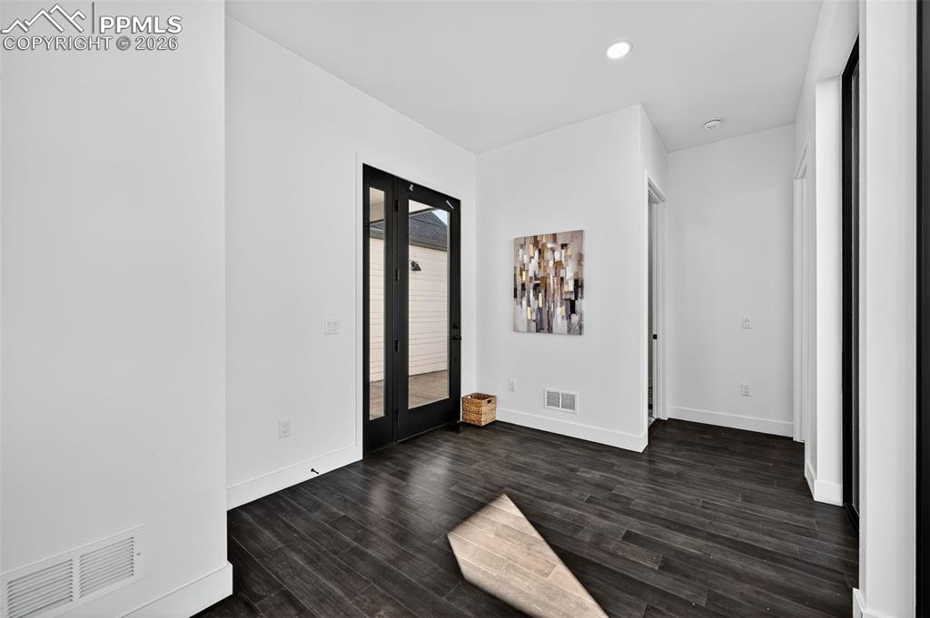 Image 8 of 44: Large entryway