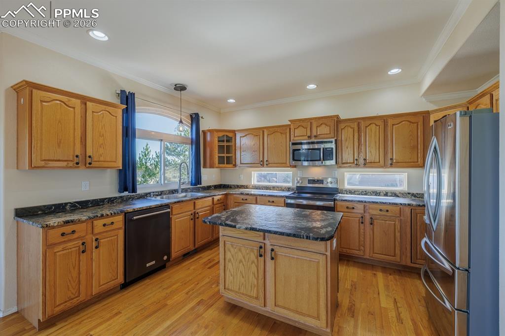 Image 19 of 49: Kitchen