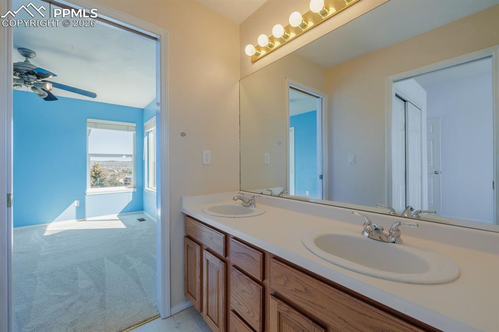 Image 27 of 49: Bathroom