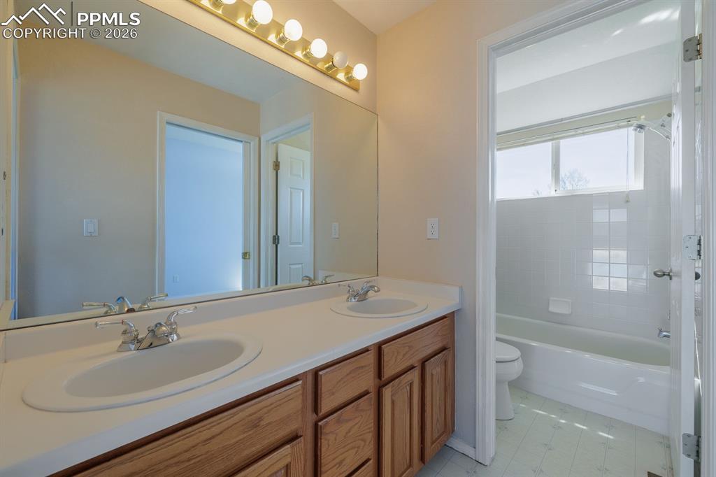 Image 28 of 49: Bathroom