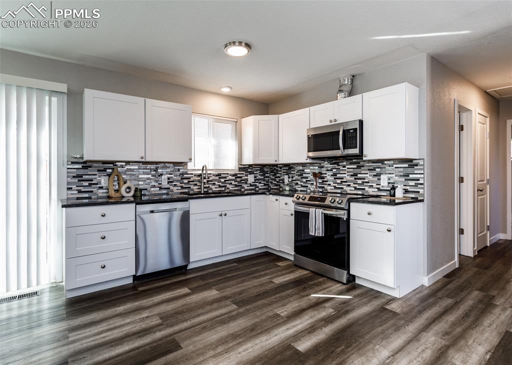 Image 12 of 45: Kitchen