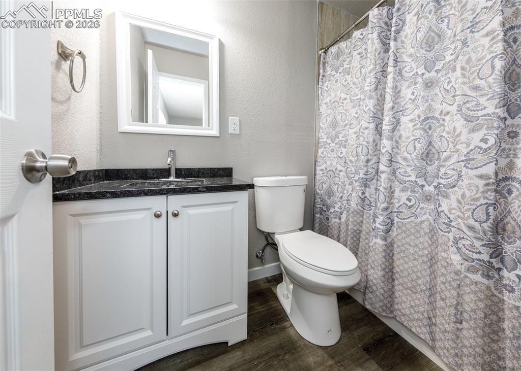 Image 24 of 45: Bathroom