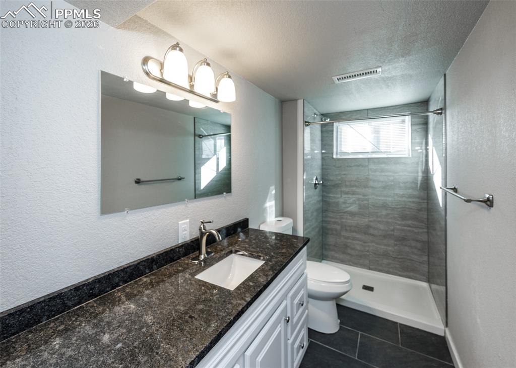 Image 39 of 45: Bathroom