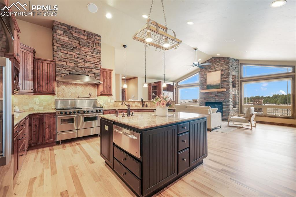 Image 11 of 50: Kitchen