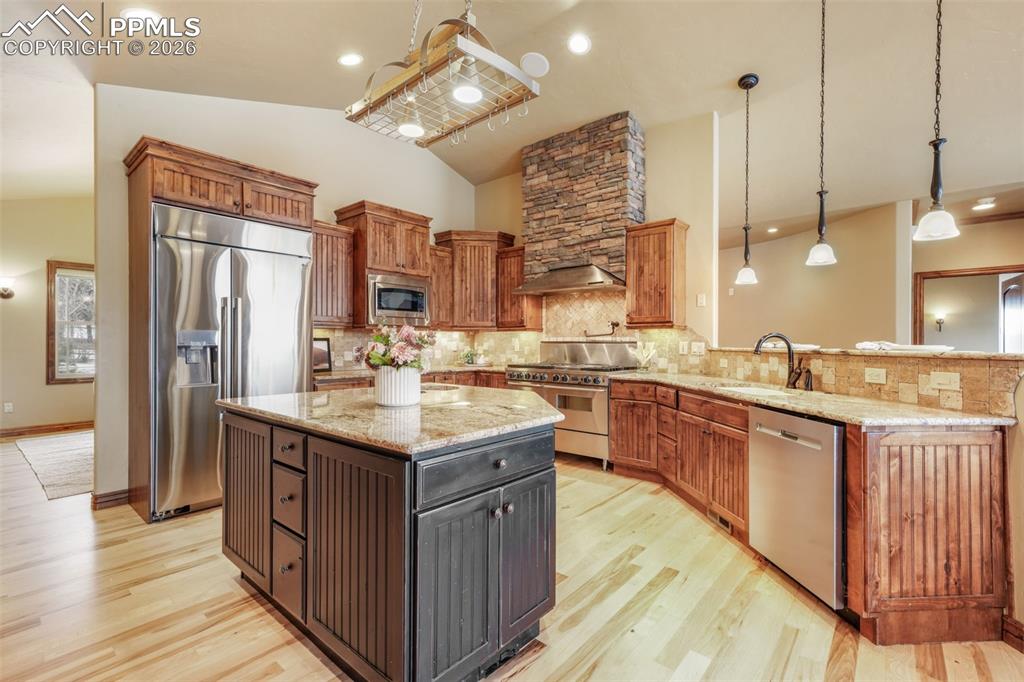 Image 14 of 50: Kitchen