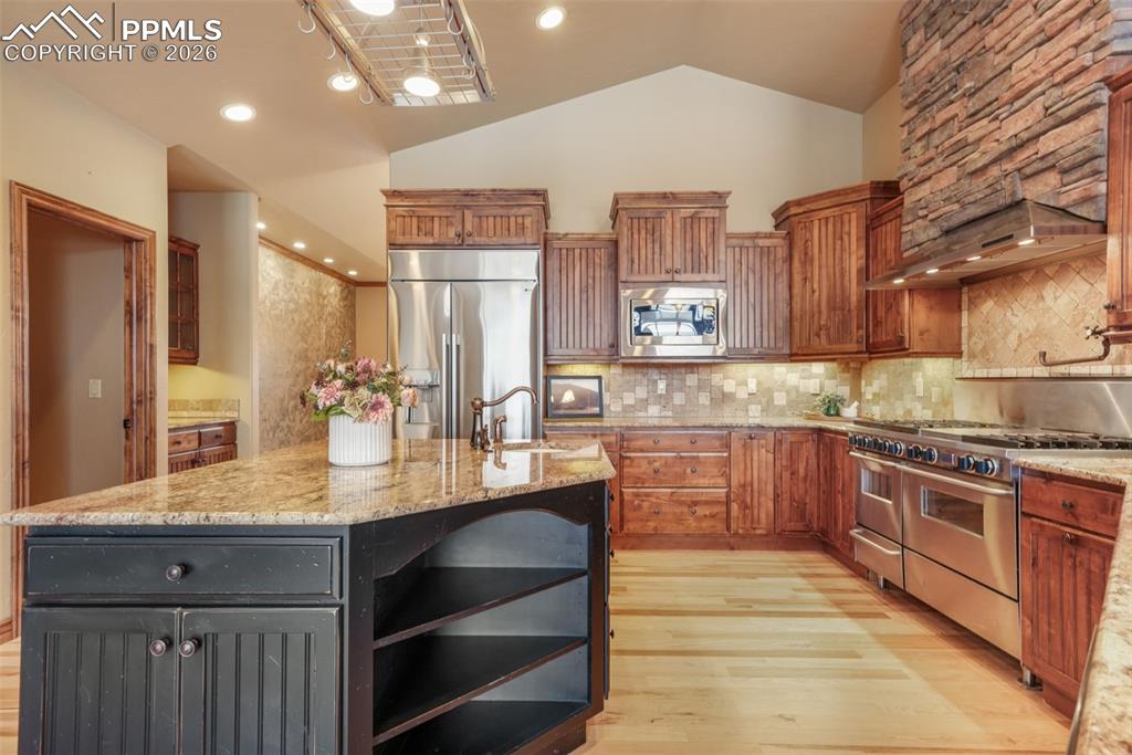 Image 15 of 50: Kitchen