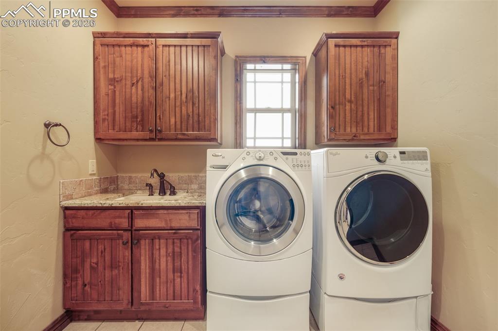 Image 16 of 50: Laundry