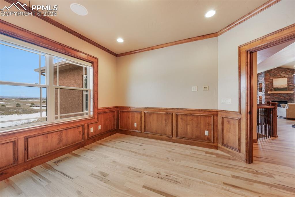 Image 18 of 50: Bedroom