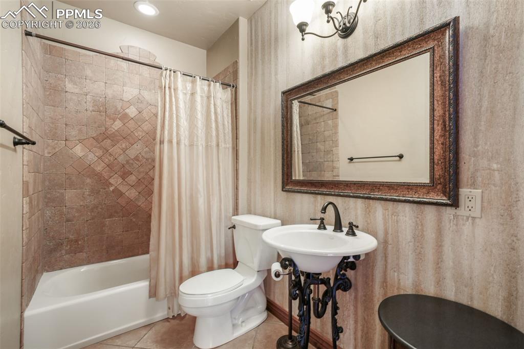 Image 19 of 50: Bathroom