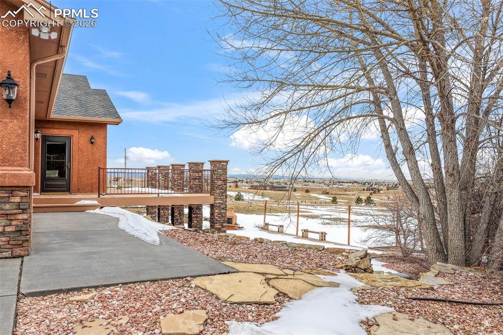 Image 47 of 50: Yard