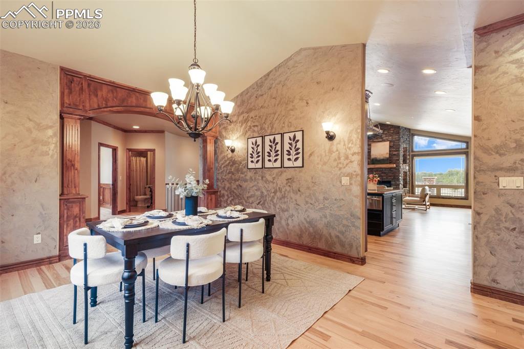 Image 5 of 50: Dining Area