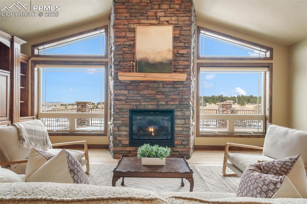 Image 6 of 50: Living Room