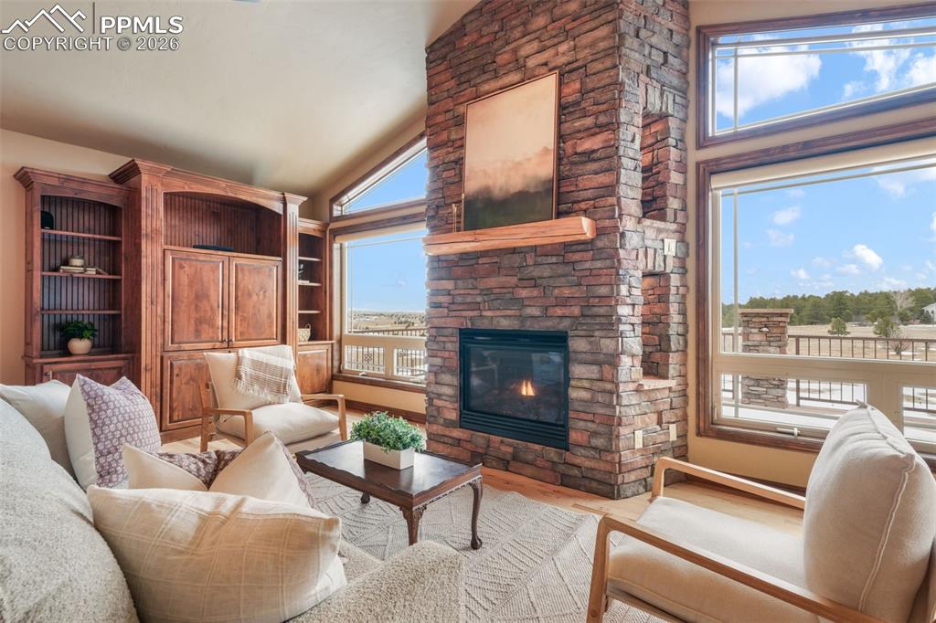 Image 7 of 50: Living Room