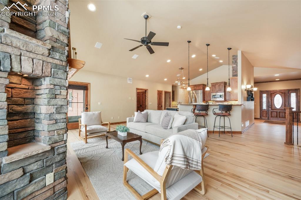 Image 9 of 50: Living Room