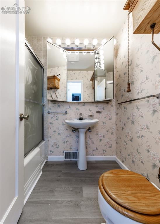 Image 10 of 35: Bathroom