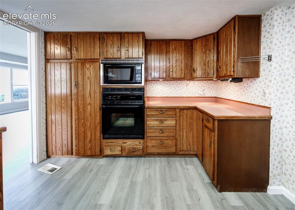 Image 14 of 35: Kitchen