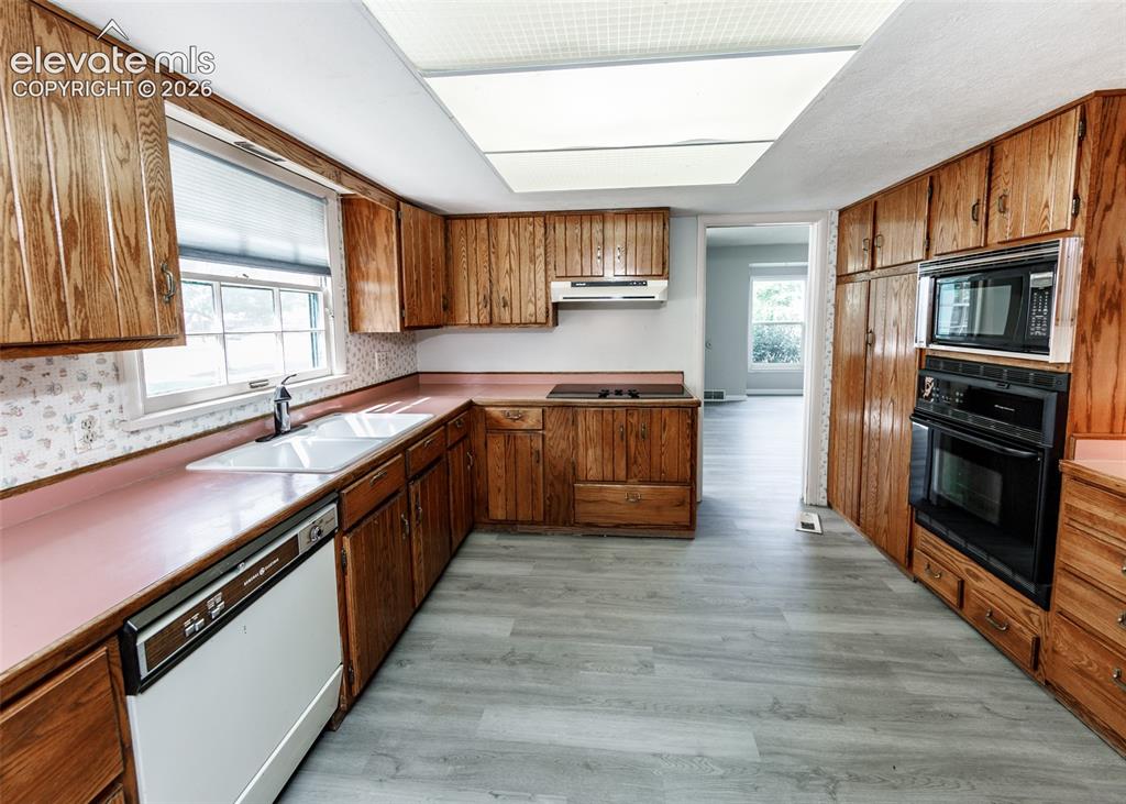 Image 15 of 35: Kitchen