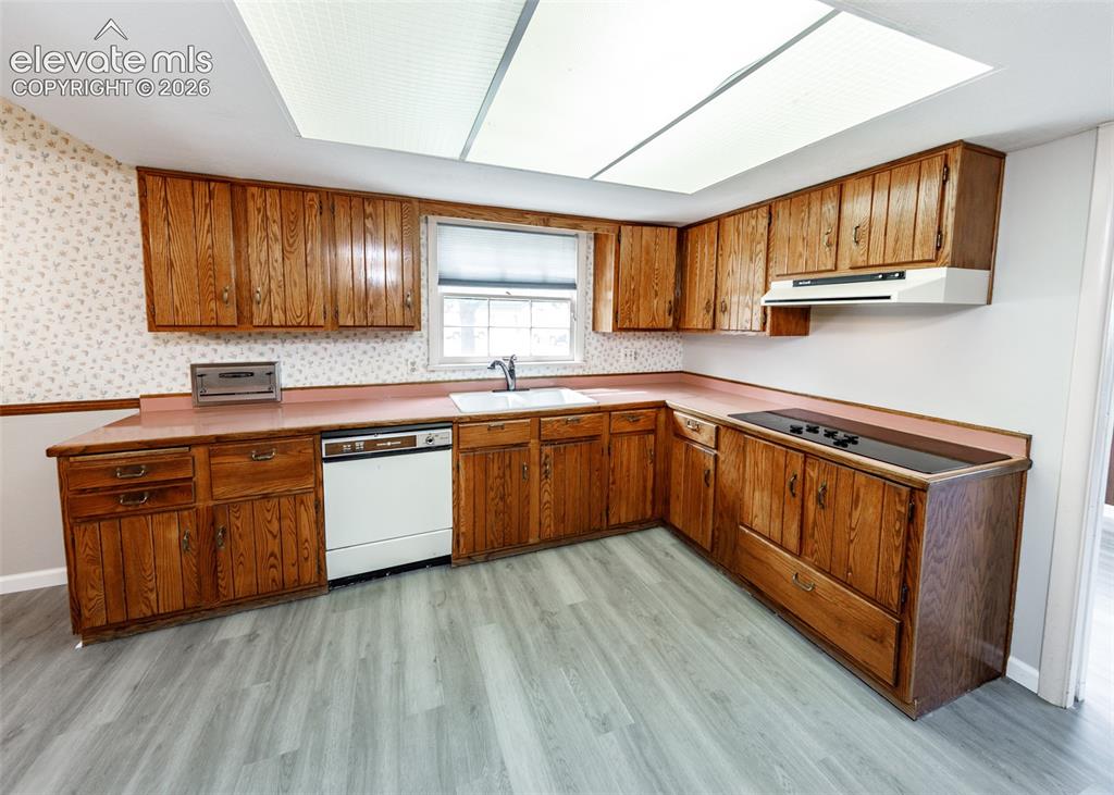 Image 16 of 35: Kitchen