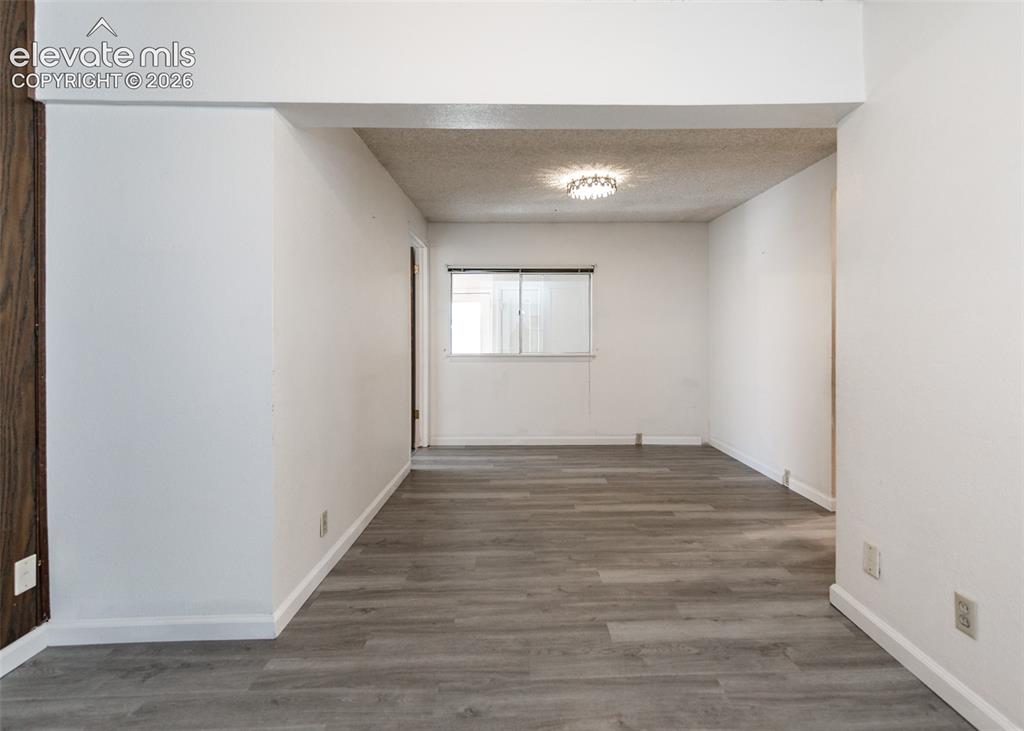 Image 18 of 35: Dining Room