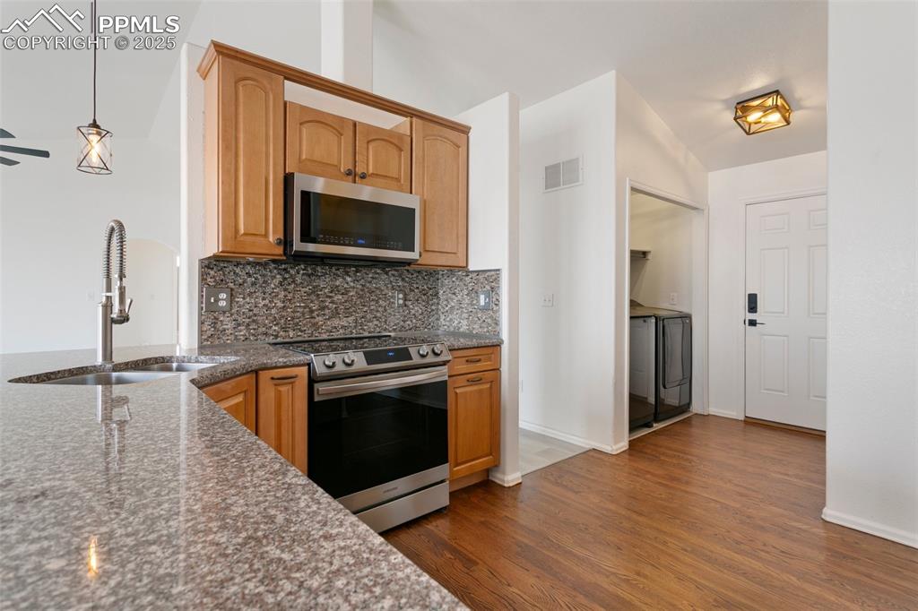 Image 11 of 35: Kitchen