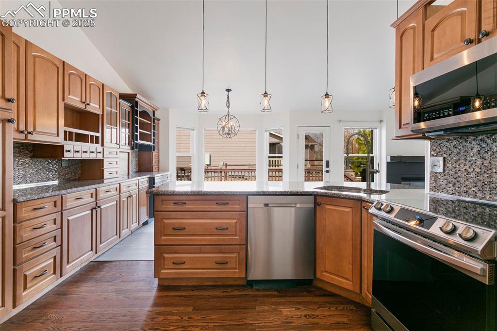 Image 13 of 35: Kitchen