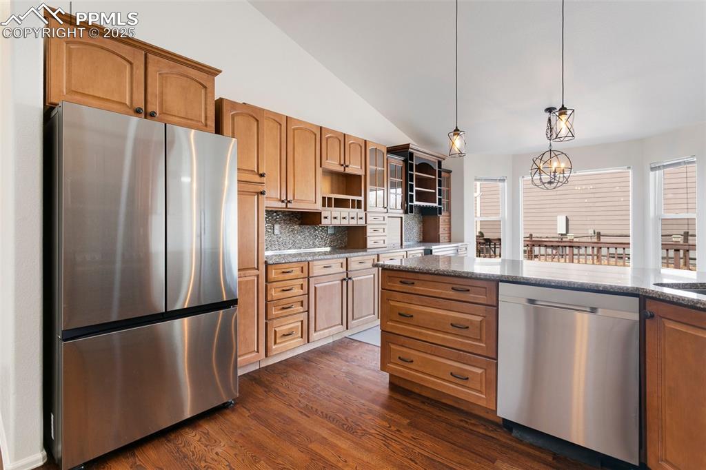Image 14 of 35: Kitchen