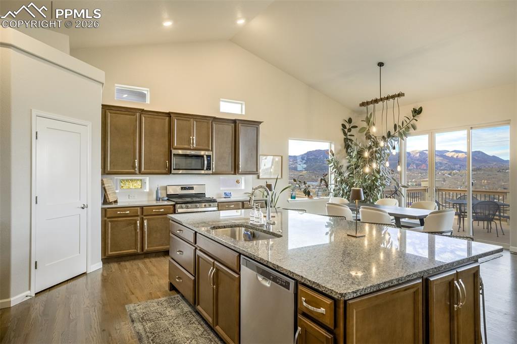 Image 12 of 50: Kitchen