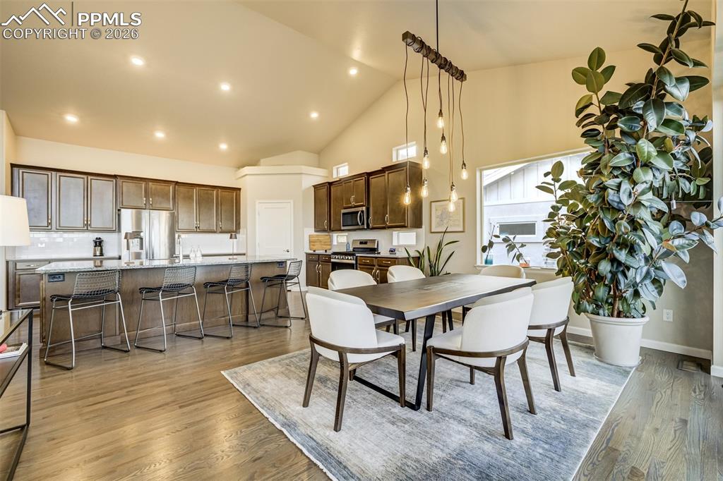 Image 15 of 50: Dining Area