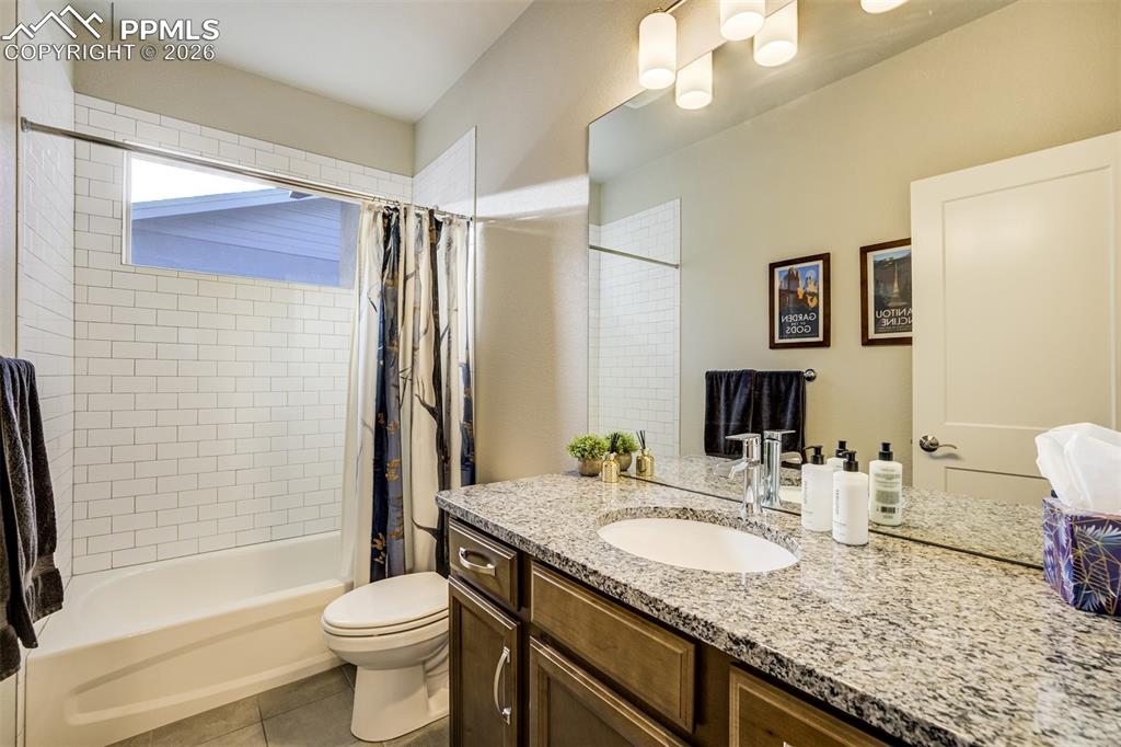 Image 24 of 50: Bathroom