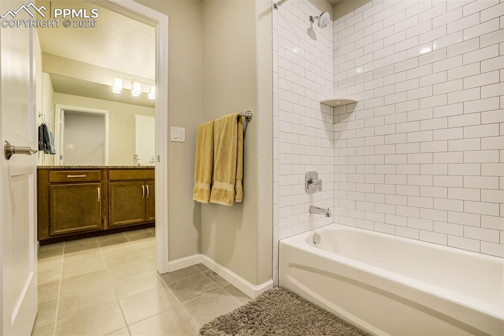 Image 37 of 50: Bathroom