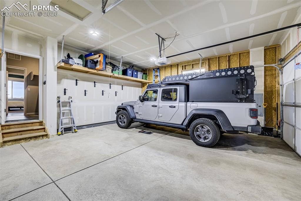 Image 39 of 50: Garage