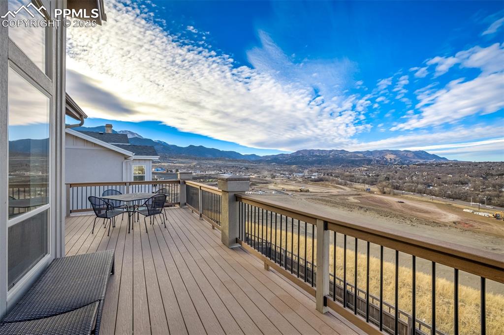 Image 40 of 50: Deck