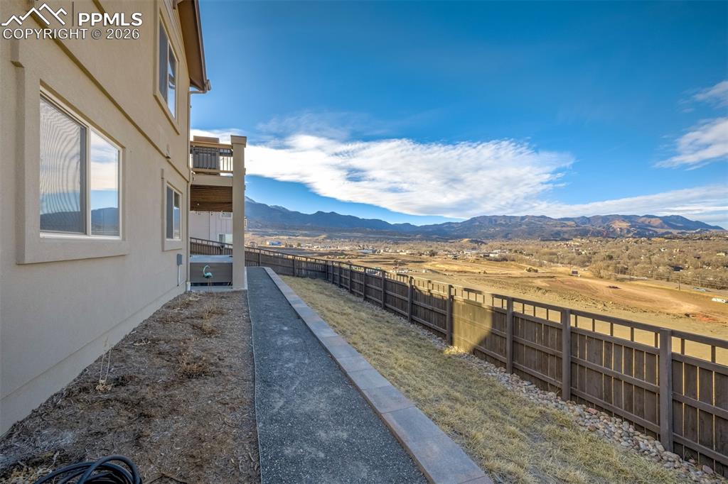 Image 44 of 50: Yard