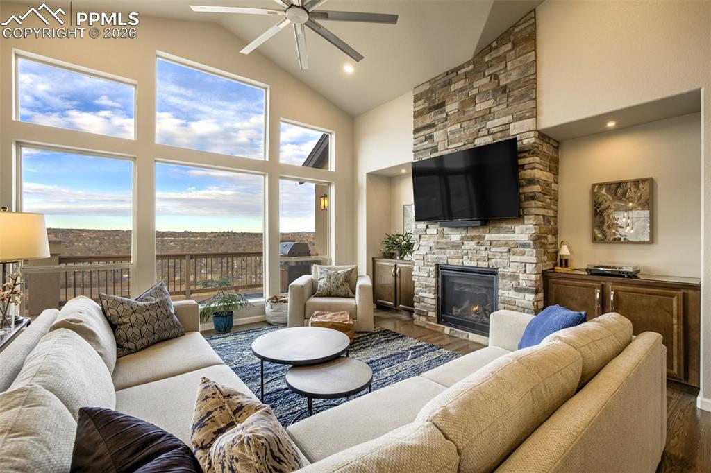 Image 6 of 50: Living Room