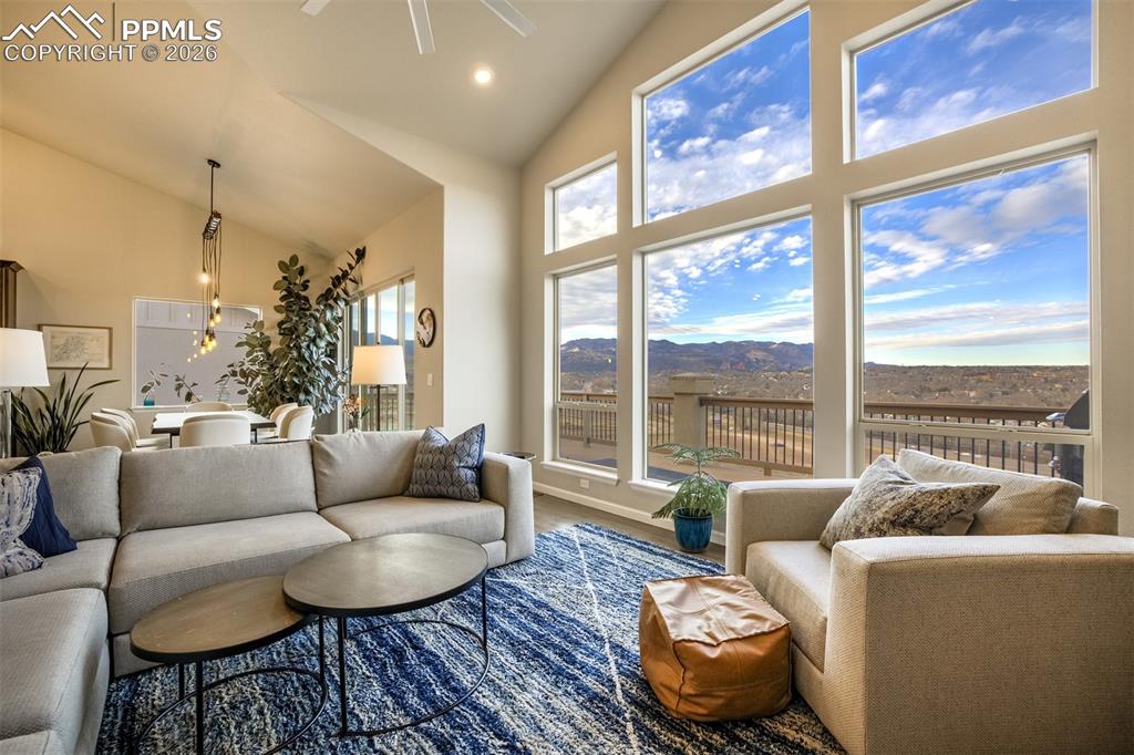 Image 7 of 50: Living Room