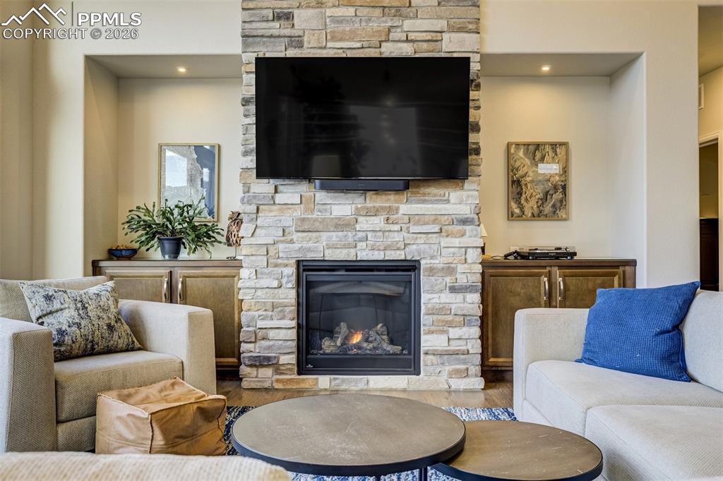 Image 8 of 50: Living Room