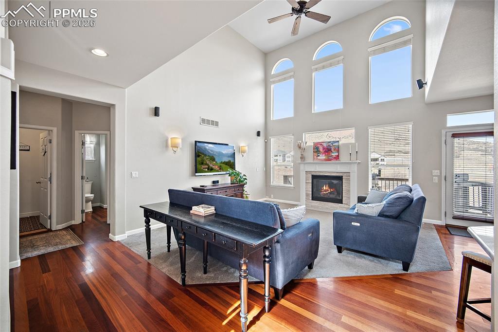 Image 17 of 44: Living Room