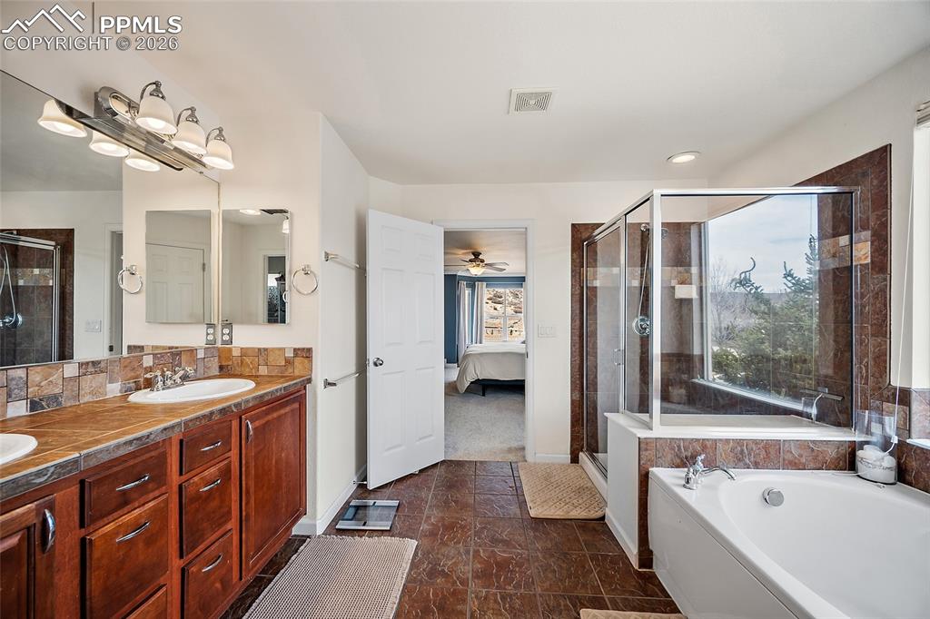 Image 27 of 44: Bathroom