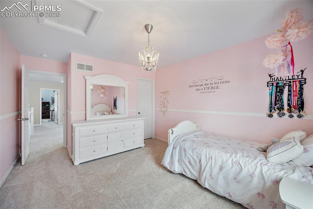 Image 29 of 44: Bedroom