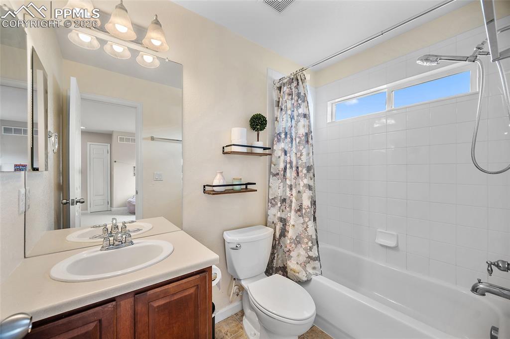 Image 30 of 44: Bathroom