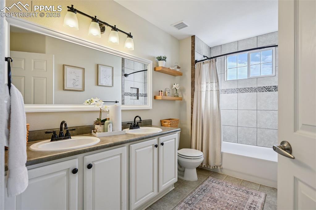 Image 20 of 48: Bathroom